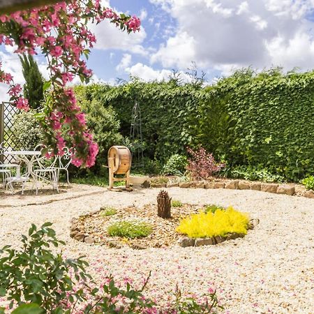 Le Jardin Des Fees Bed and Breakfast Savigny-le-Vieux Εξωτερικό φωτογραφία