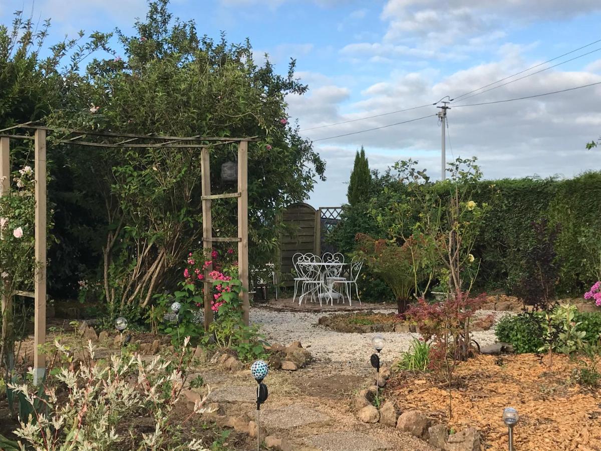 Le Jardin Des Fees Bed and Breakfast Savigny-le-Vieux Εξωτερικό φωτογραφία