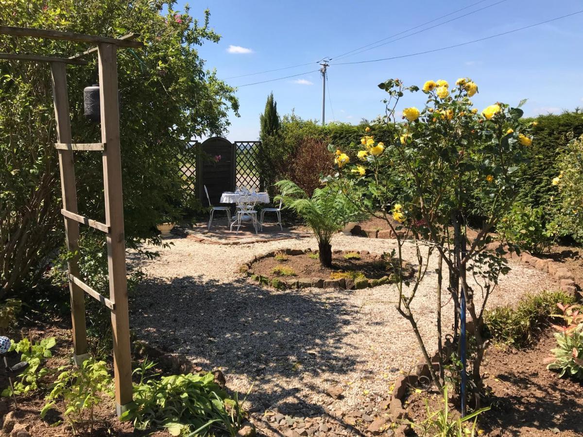 Le Jardin Des Fees Bed and Breakfast Savigny-le-Vieux Εξωτερικό φωτογραφία