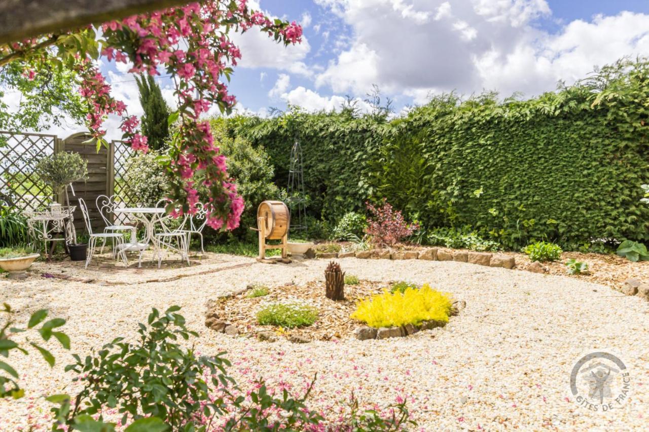 Le Jardin Des Fees Bed and Breakfast Savigny-le-Vieux Εξωτερικό φωτογραφία